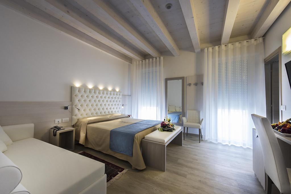 Junior Suite (2 Adults),68400719:JPEG